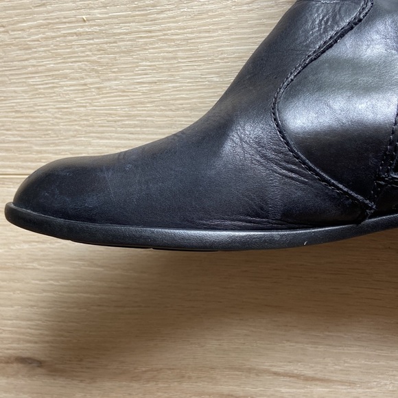 Born tall leather boot with side zip and gun metal studs women’s size 7 - Picture 10 of 16